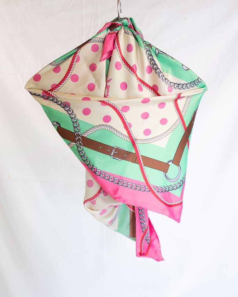 Pañuelo de tacto sedoso de 90x90cm con motivos equinos y topos en verde, rosa, beige y marrón modelo Alexandre - HV Polo