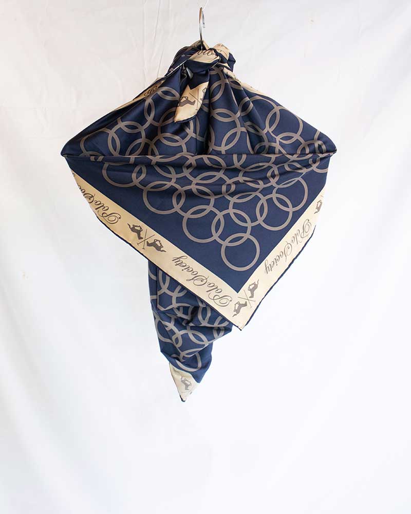 Pañuelo de tacto sedoso de 90x90cm azul marino con aros y borde en beige modelo Circle - HV Polo