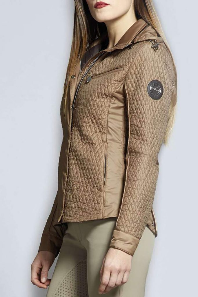 Veste courte matelassée marron clair avec capuche et col haut pour femme modèle Motril - Vestrum