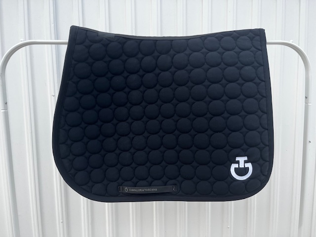 Tapis de saut noir avec broderie circulaire et el logo en blanc pour cheval et poney Cercle Quilted - Cavalleria Toscana