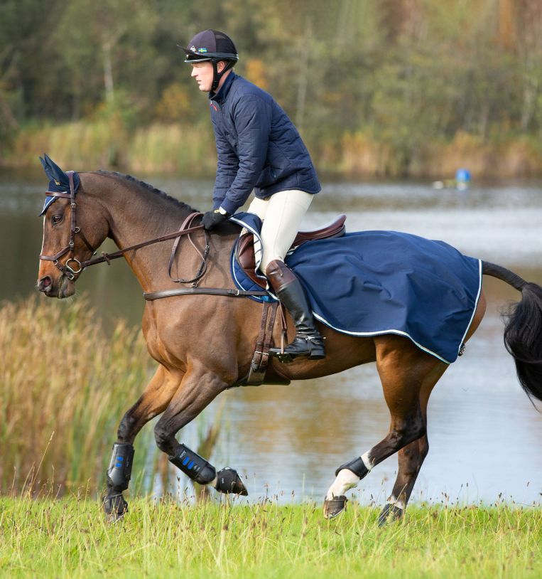 Couvre-reins polaire bleu marine et beige avec couche imperméable pour cheval - Rambo