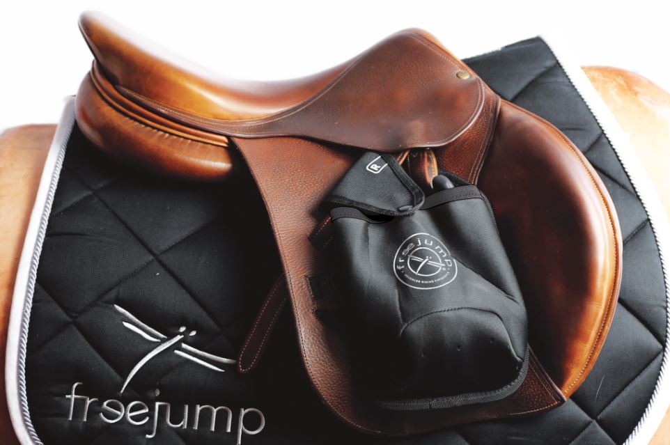 Housses d'étriers en néoprène noir pour protéger la selle - Freejump