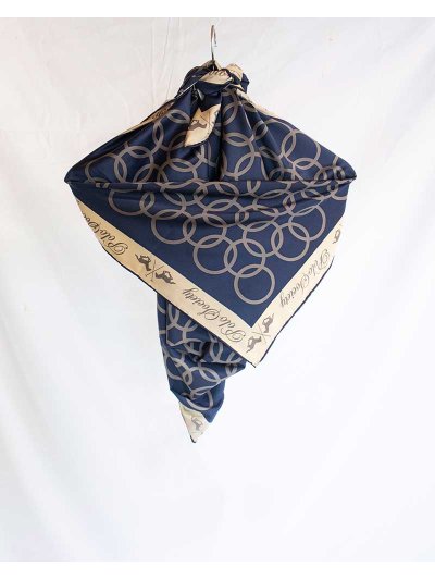 Pañuelo de tacto sedoso de 90x90cm azul marino con aros y borde en beige modelo Circle - HV Polo