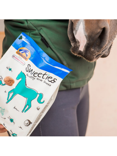 Golosinas saludables para caballos con sabor a vainilla y coco con vitaminas A,D,E-Sweeties 750g - Cavalor - imagen 2