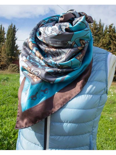 Pañuelo de tacto sedoso de 90x90cm con motivos equinos en azul, azul marino, beige y marrón modelo Annan - HV Polo - imagen 4